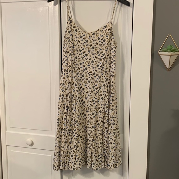Pretty summer dress! - Picture 2 of 9